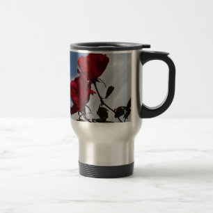 Taza De Viaje Roses rojos contra un brillante cielo azul
