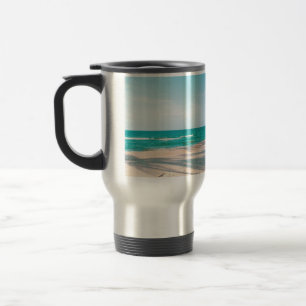 Taza De Viaje Surf board en la playa tirando almohada