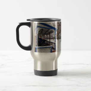 Taza De Viaje Tormenta de nieve en la ciudad de Cottage - Viñete