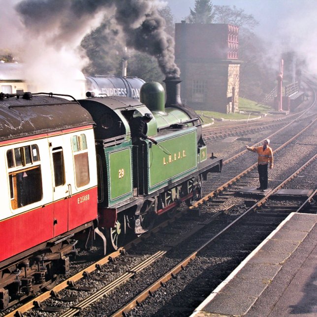 TAZA DE VIAJE TRENES DE VAPOR (A beautifully restored steam train and carriages of a bygone era.)