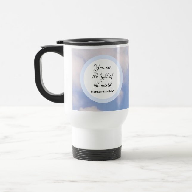 Taza De Viaje Tú eres la luz de la Biblia mundial contra el azul (Izquierda)
