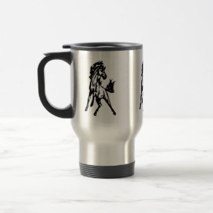 Taza De Viaje Un caballo riesgoso saltando en lo salvaje