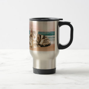 Taza De Viaje Un gato atigrado más lindo sentado en la playa con