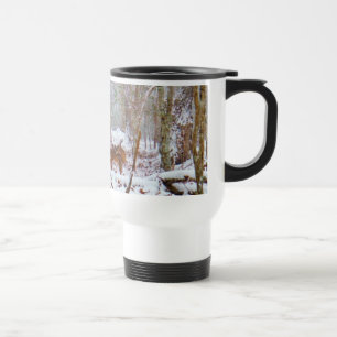 Taza De Viaje Venado en la nieve, lamiendo la pierna