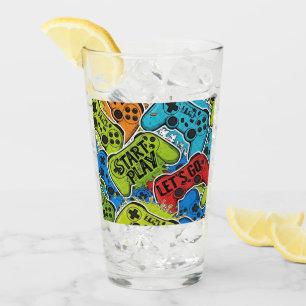 Taza de vidrio con patrón de jugador