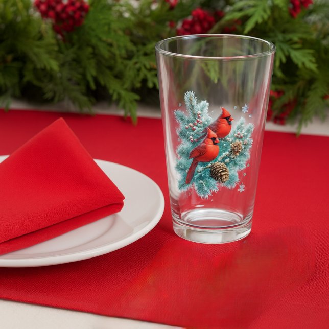 Taza de vidrio de Navidad de cardenal rojo y pino (Set a festive holiday table with red cardinal bird and pine beverage glass. )