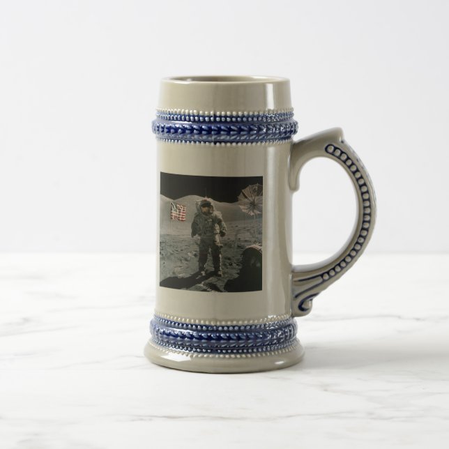 Taza del alunizaje del último de Apolo 17 (Derecha)