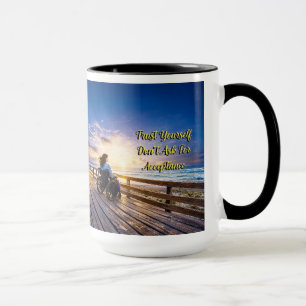 Taza del atardecer inspirador en el océano