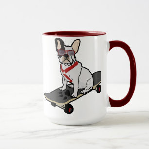 Taza del bulldog francés que anda en monopatín