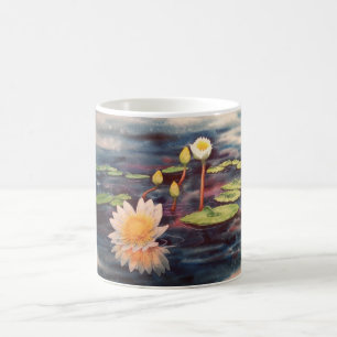 Taza del café con leche con el abrigo de la