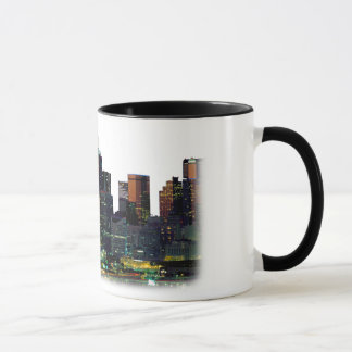 Taza del café con leche con el horizonte de Dallas