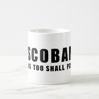 Taza del café con leche negro y