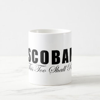 Taza del café con leche negro y