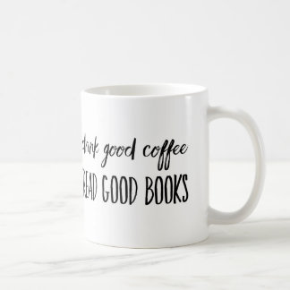 Taza del café de un lector