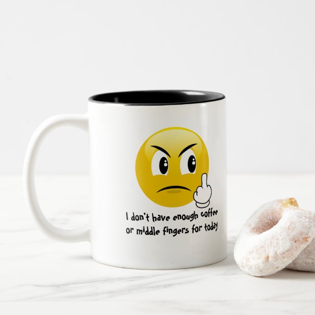 Taza del café y de café de los dedos medios (Con donut)