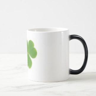 Taza del cambio del color del día del St. Patricks