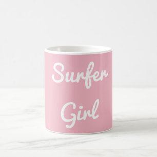 Taza del chica de la persona que practica surf