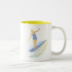 Taza del chica de la persona que practica surf