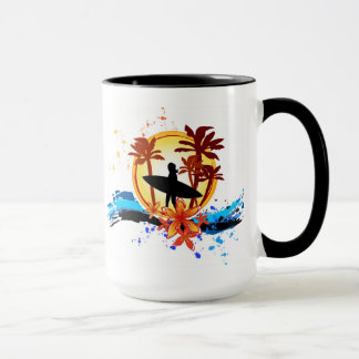 Taza del chica de la persona que practica surf