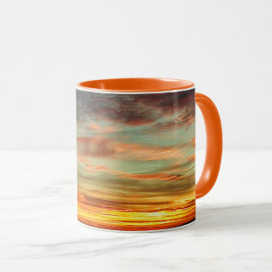 Taza del cielo de la puesta del sol de enero