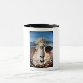 Taza del cohete Saturn V lanzando la nave espacial