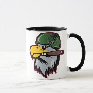 Taza del comando de Eagle que fuma