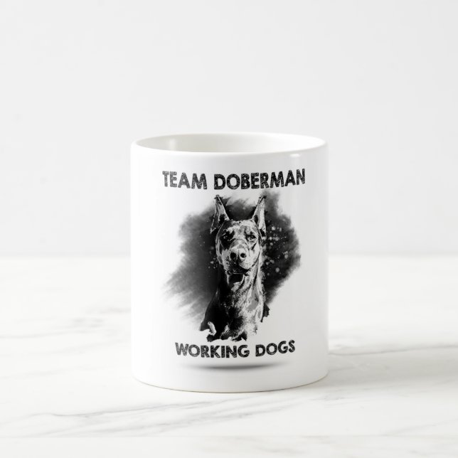 Taza del Doberman del equipo (Centro)