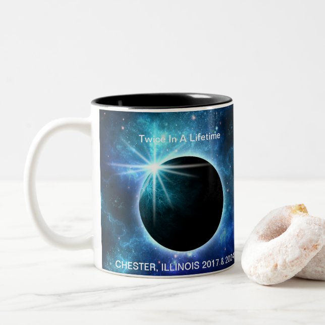 Taza del eclipse total de Chester Illinois 2017 (Con donut)