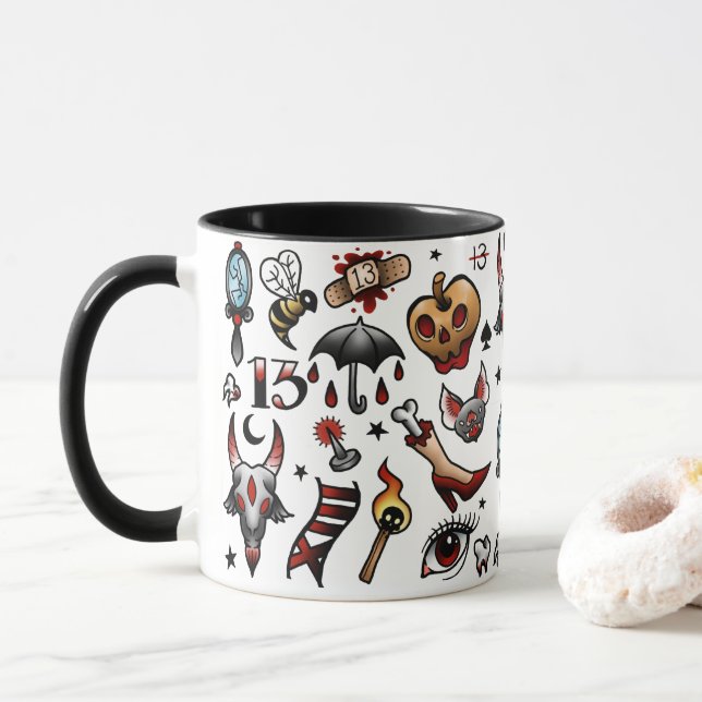 Taza del flash del tatuaje del viernes 13 (Con donut)