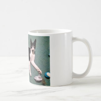 Taza del gatito del smoking