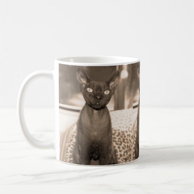 Taza del gato de Devon Rex de la sepia (Izquierda)