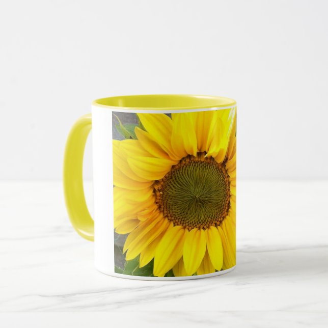 Taza del girasol gigante con el interior amarillo (Anverso izquierdo)