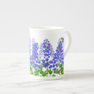 Taza del jardín de la mariposa de Larkspur del