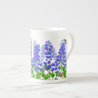 Taza del jardín de la mariposa de Larkspur del