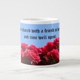 Taza del jumbo de los rosas de la cita del amigo