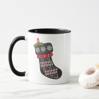 Taza del navidad con la media de la tela escocesa