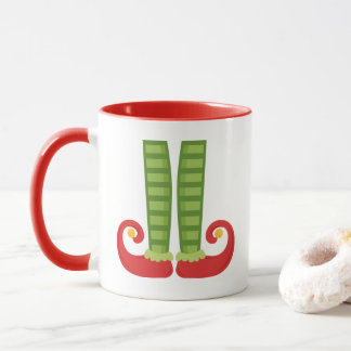 Taza del navidad con los zapatos del duende