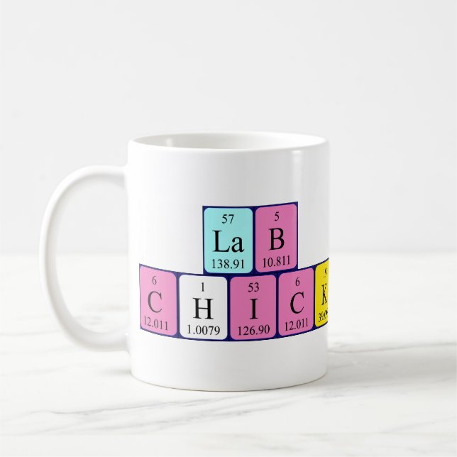 Taza del nombre de la tabla periódica del polluelo (Izquierda)