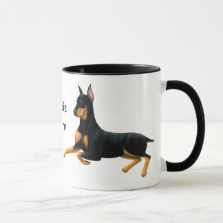Taza del perro del Pinscher del Doberman de la