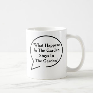 Taza del tema de las citas que cultiva un huerto