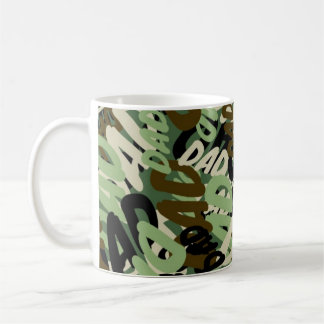Taza del texto del PAPÁ del camuflaje de Camo