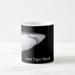 Taza del tiburón de tigre de arena