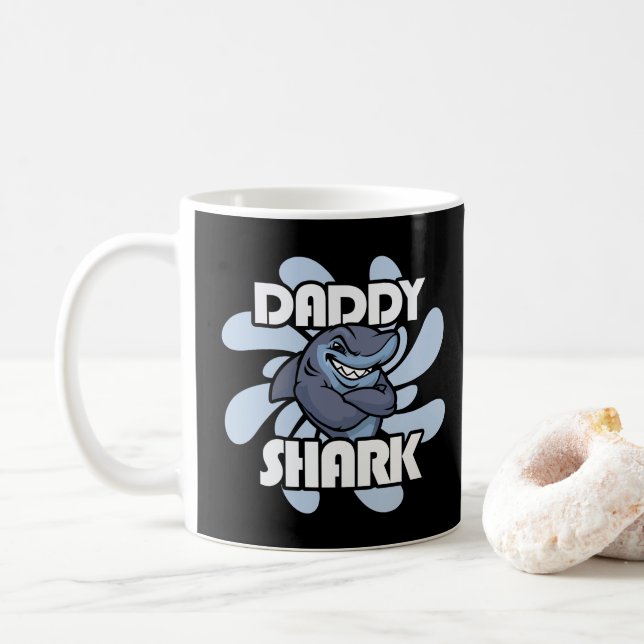 Taza del tiburón del papá - el cumpleaños del (Con donut)