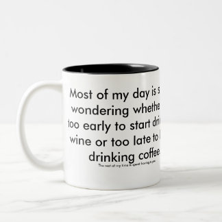 Taza del vino o de café. La madre excedida en