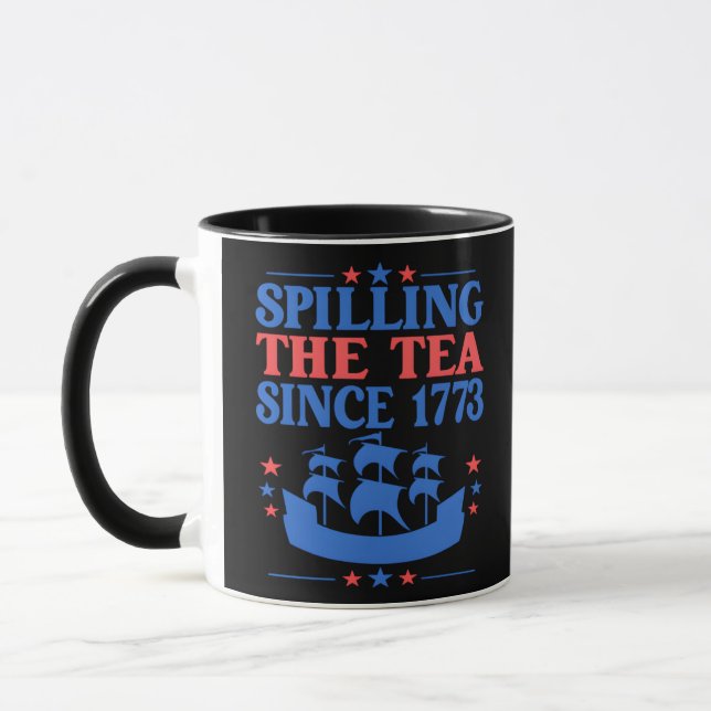 Taza Derrame El Té Desde 1773 El 4 De Julio Derramando (Izquierda)