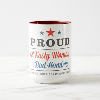 Taza desagradable orgullosa de la mujer