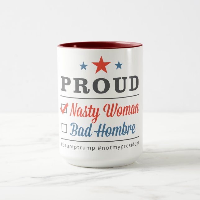 Taza desagradable orgullosa de la mujer (Centro)