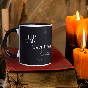 Taza Descanse en paz los 20 años, 30 en blanco y negro