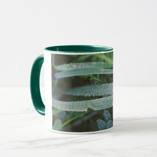 Taza Descensos de rocío en la hierba