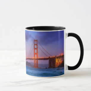 Taza Después de puesta del sol hacia fuera en la playa